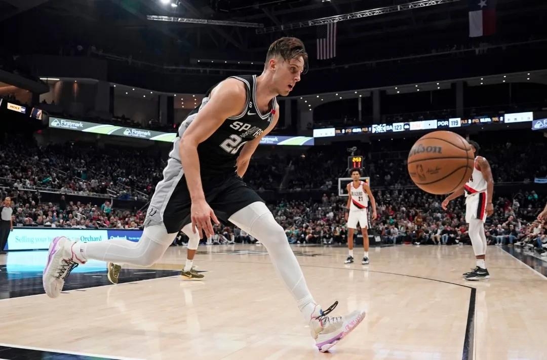 yabo官网-离谱！圣安东尼奥马刺国际比赛日官宣签约密尔沃基雄鹿围绕德甲伤情更新，比利亚雷亚尔豪取连胜备战社区盾的简单介绍